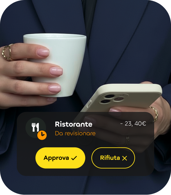 Persona con in mano una tazza di caffè e lo smartphone