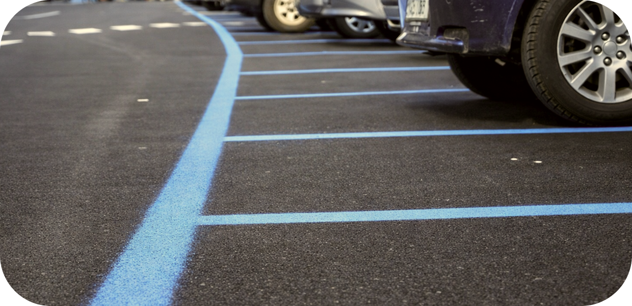 Parcheggio con strisce blu